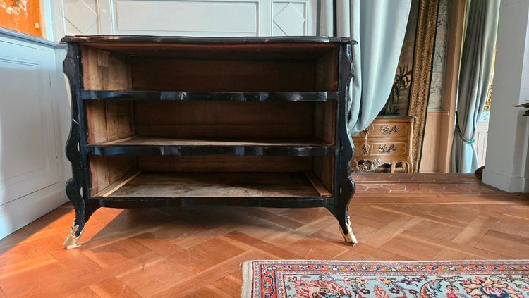 Comò in stile Luigi XIV in legno annerito con mensole rovesciate – Primo terzo del XVIII secolo.