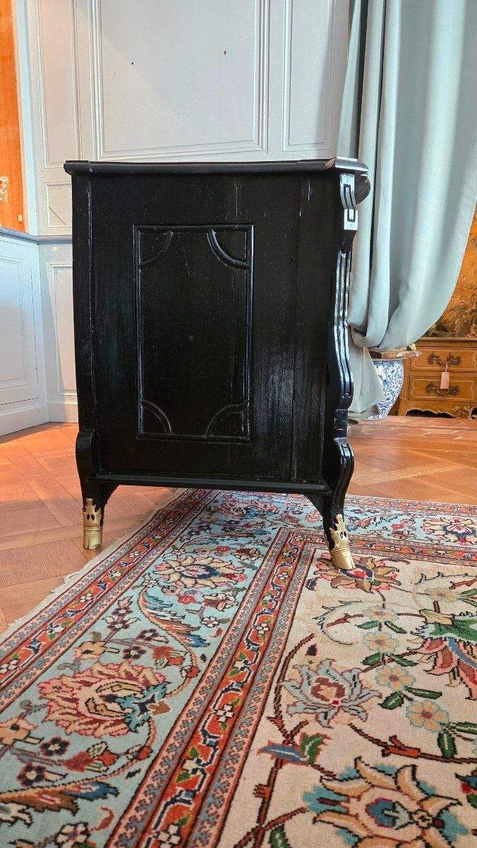 Comò in stile Luigi XIV in legno annerito con mensole rovesciate – Primo terzo del XVIII secolo.