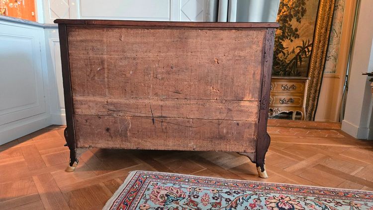 Comò in stile Luigi XIV in legno annerito con mensole rovesciate – Primo terzo del XVIII secolo.