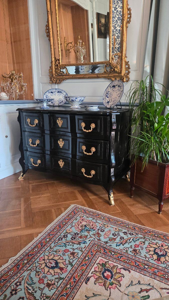 Comò in stile Luigi XIV in legno annerito con mensole rovesciate – Primo terzo del XVIII secolo.