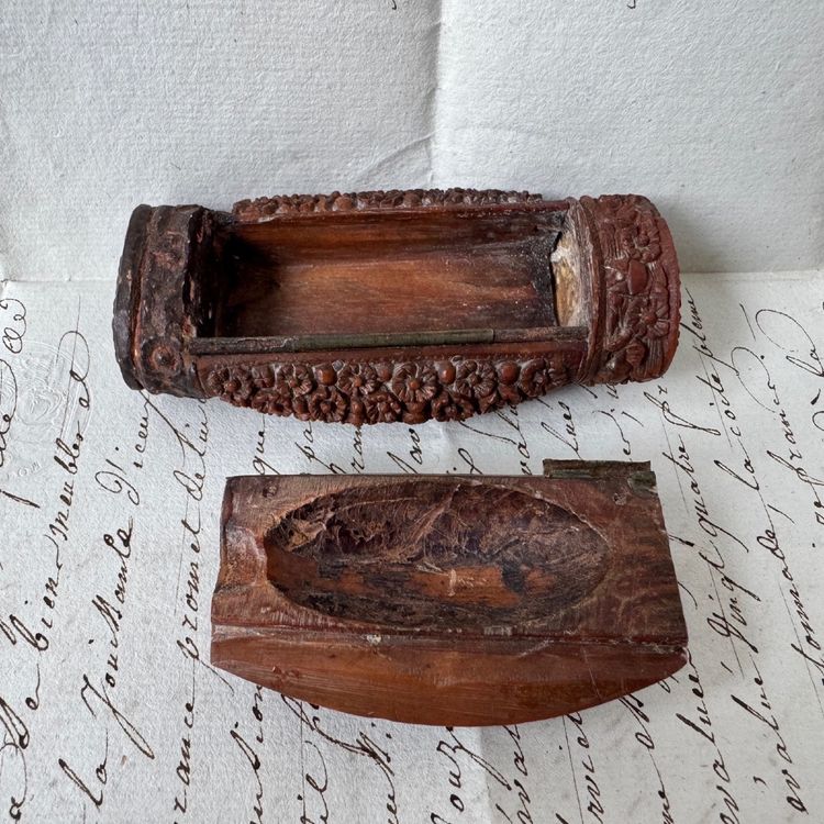 19th-century corozo snuffbox depicting a couple; the work of a convict