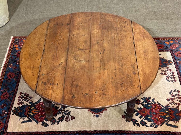 Table basse ovale en sapin début XXème