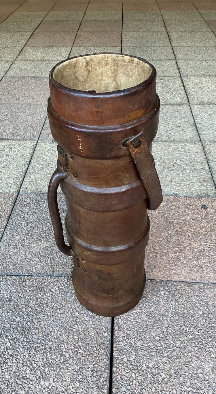 Sac de golf ancien en cuir .
