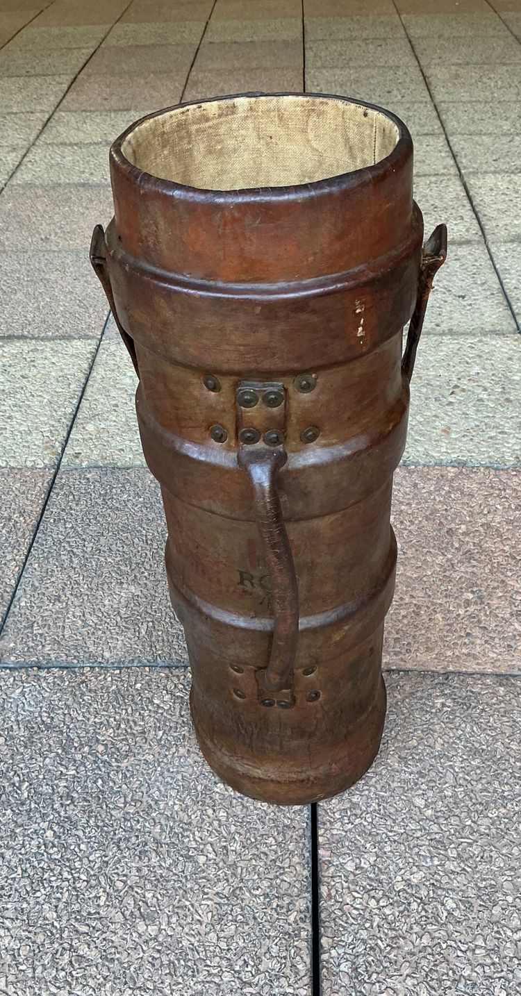 Sac de golf ancien en cuir .
