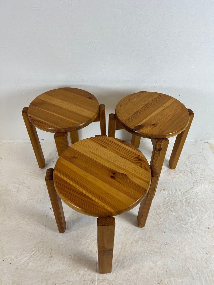 Trio de tabourets en pin massif, années 70