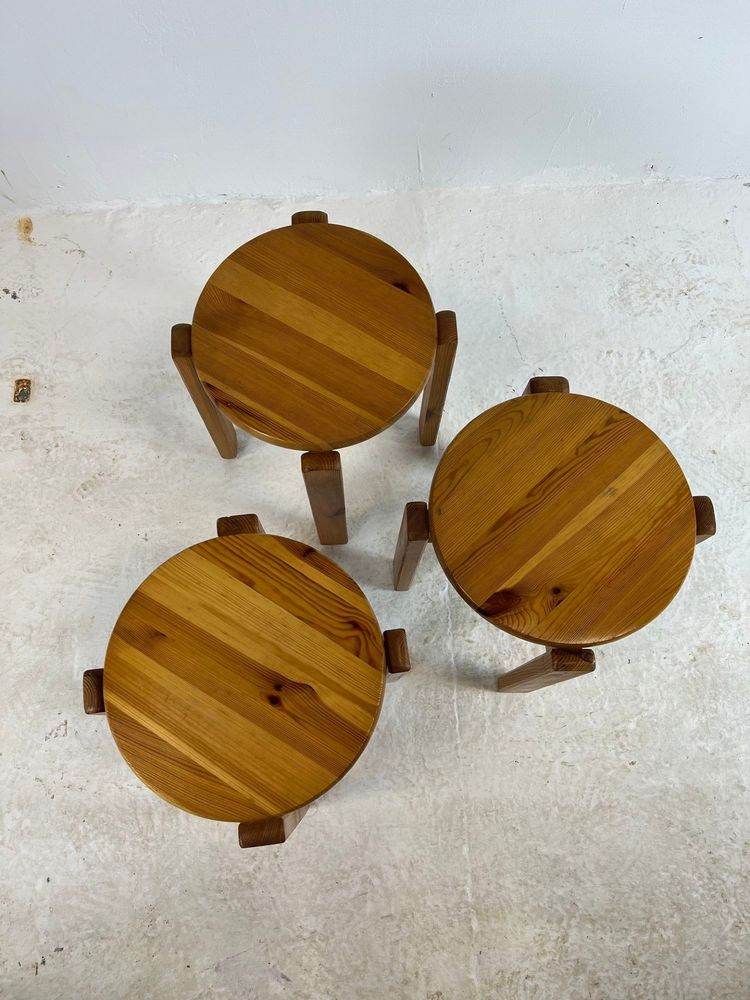 Trio de tabourets en pin massif, années 70