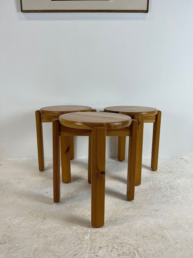 Trio de tabourets en pin massif, années 70