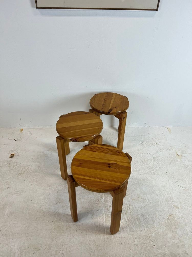 Trio de tabourets en pin massif, années 70