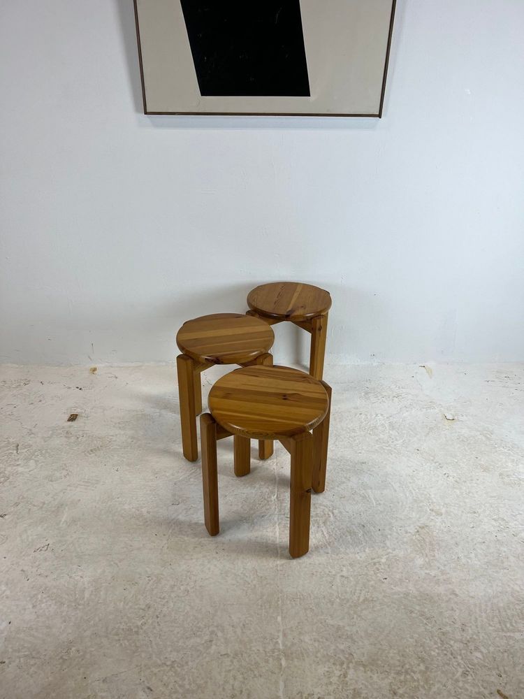 Trio de tabourets en pin massif, années 70