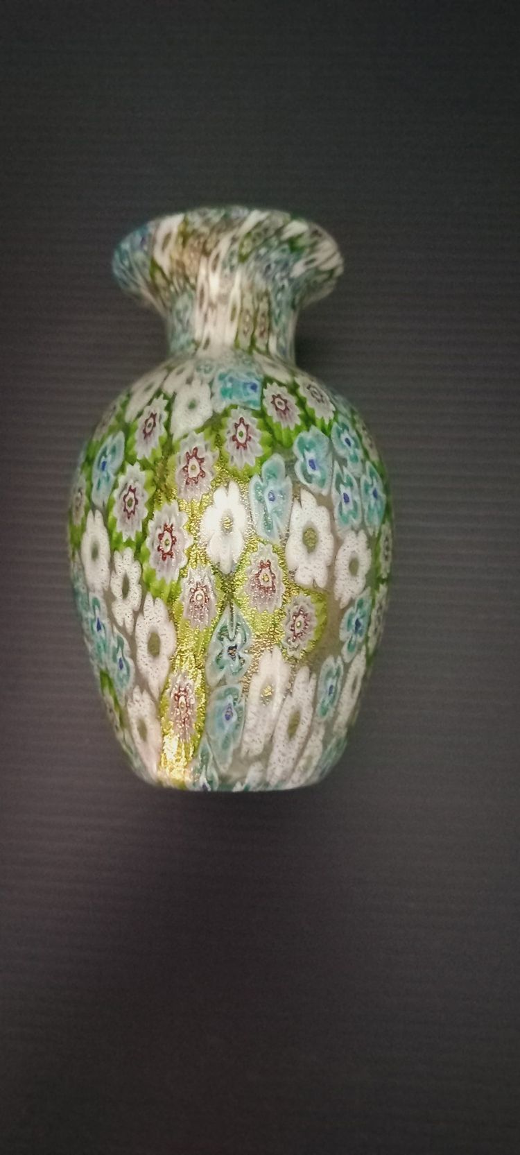 Murano-Glasvase mit Millefiori-Motiven