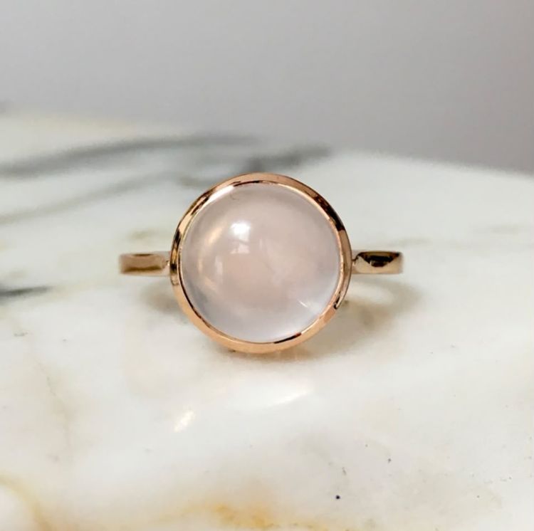 18K rose gold ring set with a rose quartz