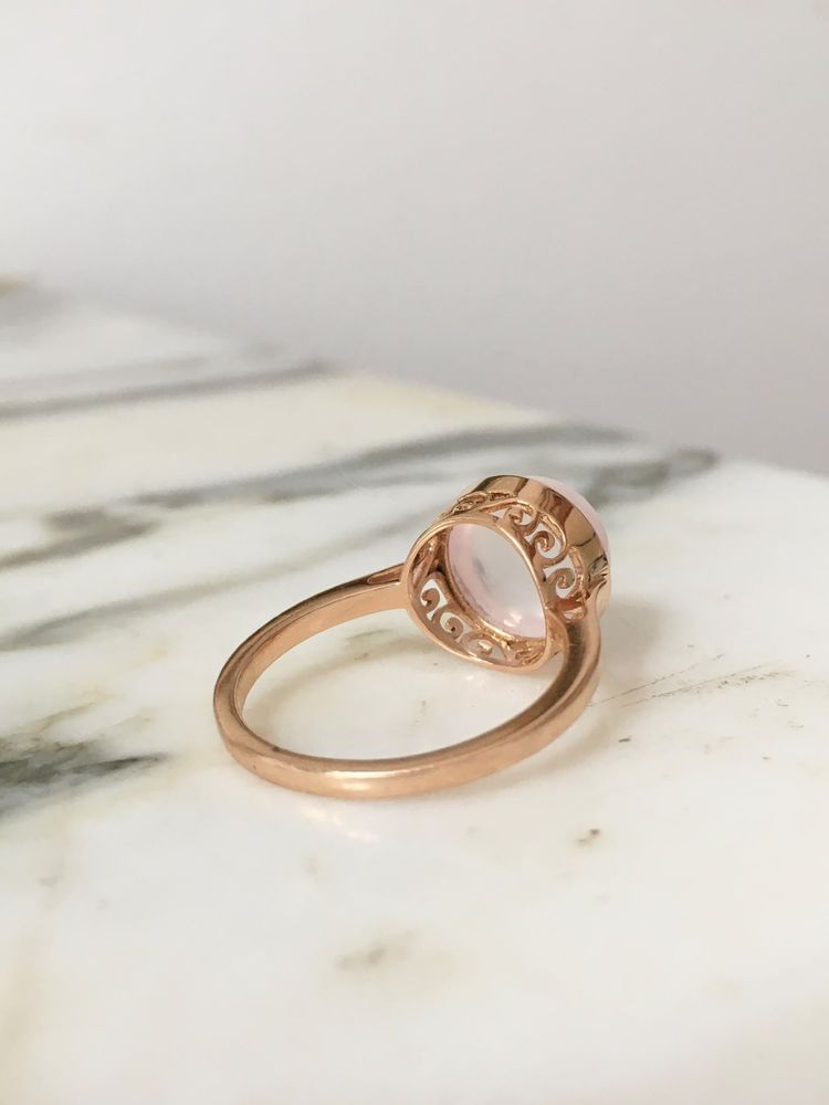 18K rose gold ring set with a rose quartz