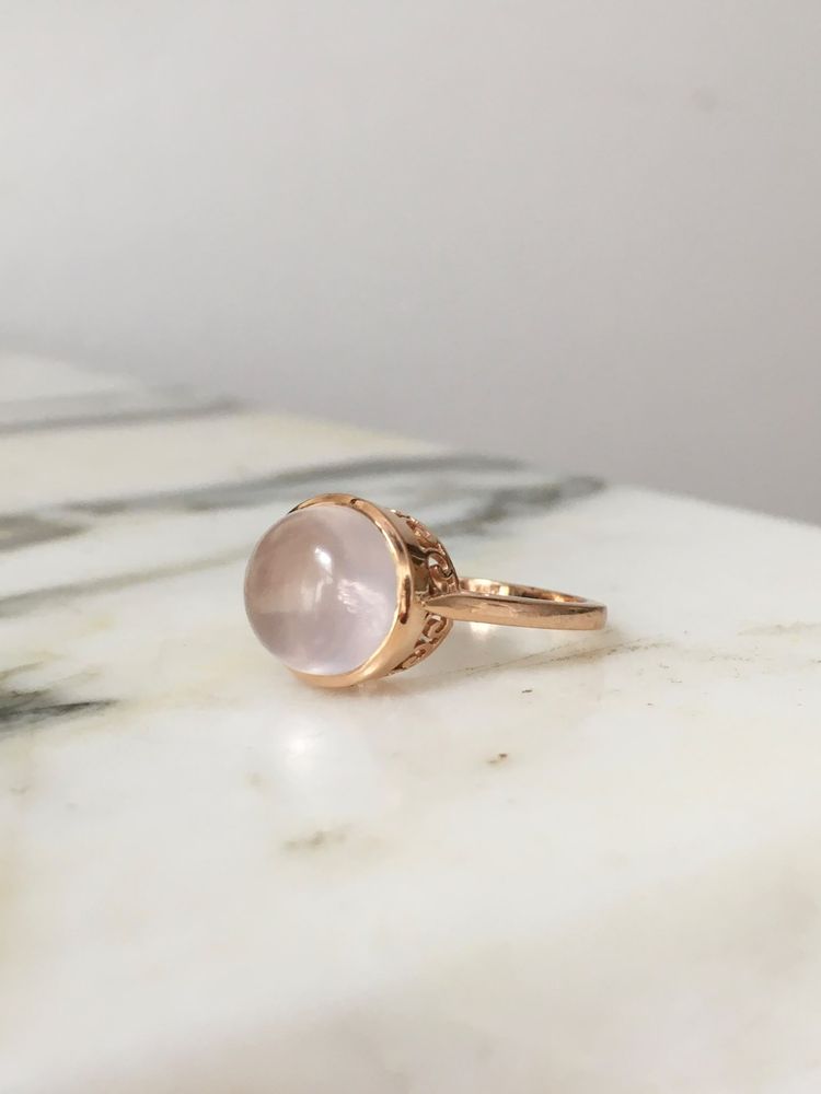 18K rose gold ring set with a rose quartz