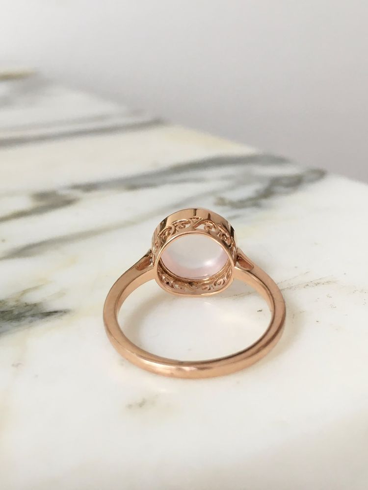 18K rose gold ring set with a rose quartz