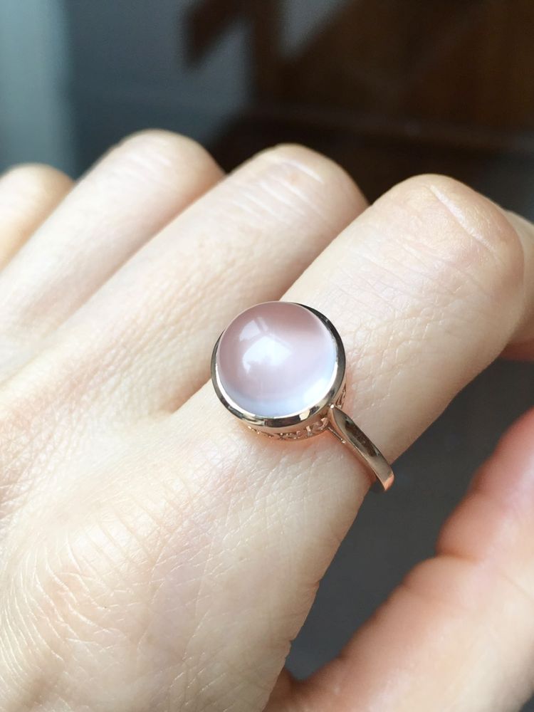 18K rose gold ring set with a rose quartz