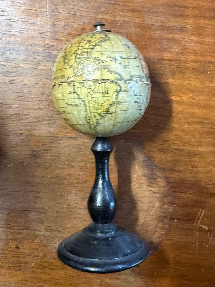 Petit globe terrestre