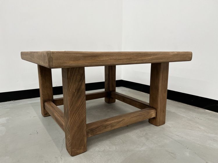 Moderner quadratischer Couchtisch aus Eiche