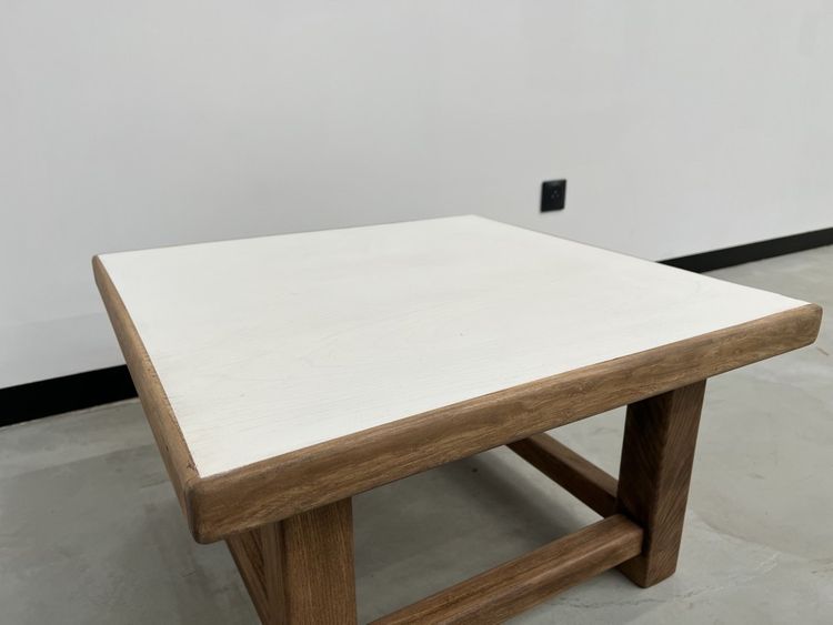 Moderner quadratischer Couchtisch aus Eiche