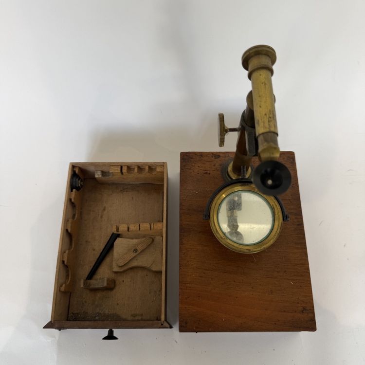 Antique brass microscope on a mahogany case, 19th century