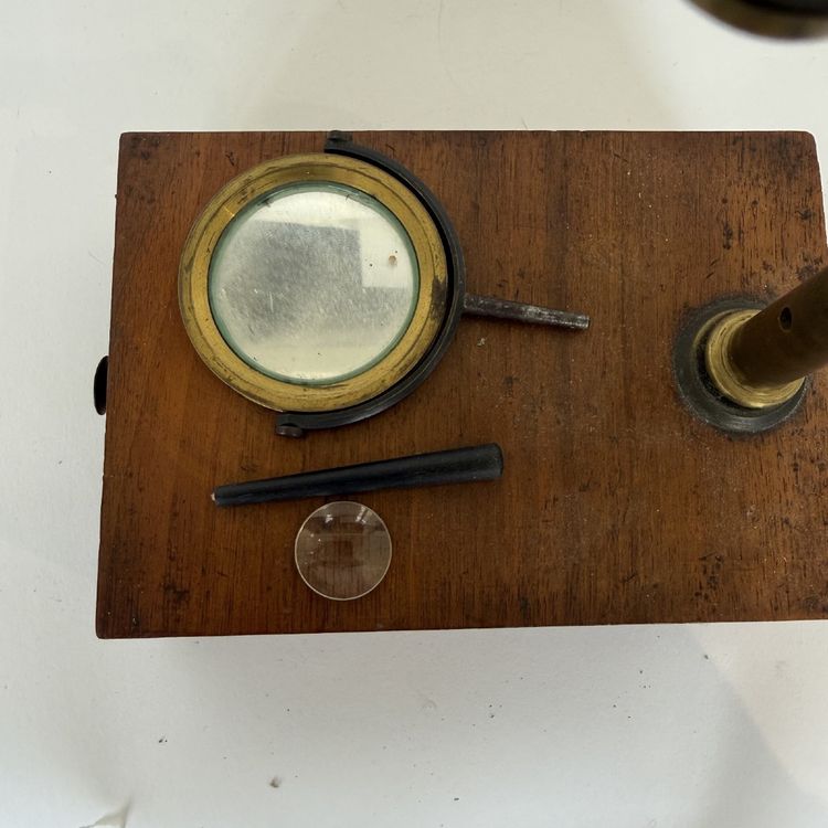 Antique brass microscope on a mahogany case, 19th century