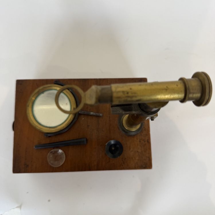 Antique brass microscope on a mahogany case, 19th century