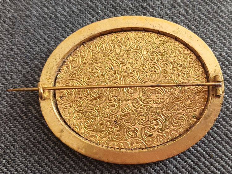 Broche fixé-sous-verre milieu du XIXème siècle.