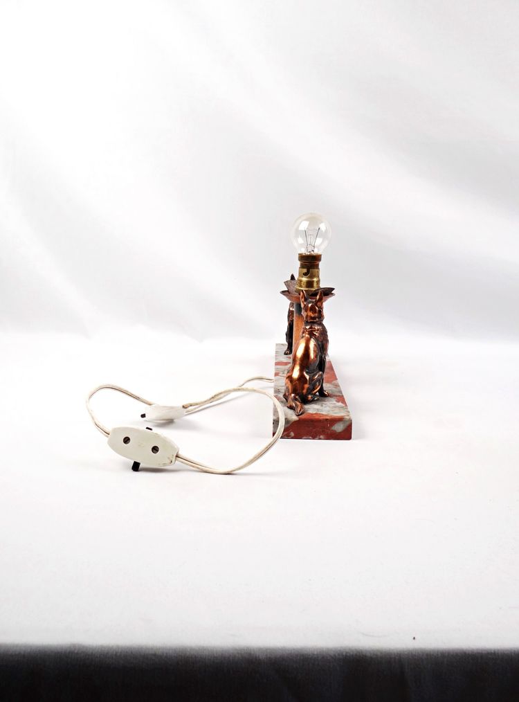 Lampada da notte in stile Art Déco con pastori tedeschi, su base di marmo, primi anni del XX secolo
