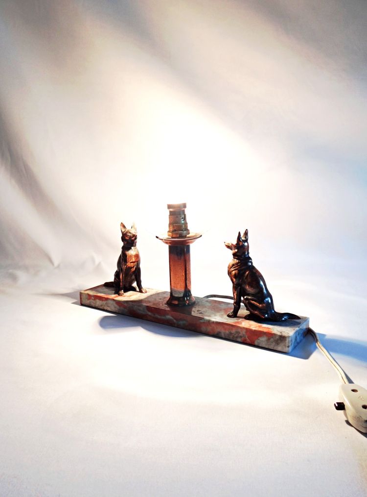 Lampada da notte in stile Art Déco con pastori tedeschi, su base di marmo, primi anni del XX secolo