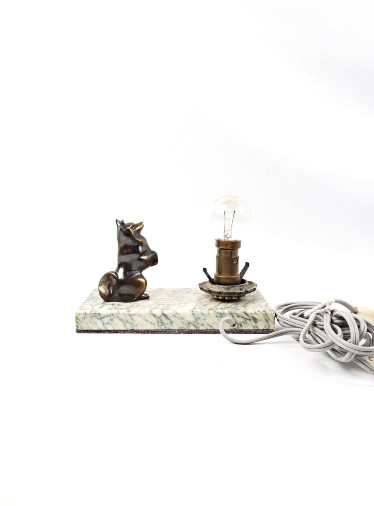 Lampada da notte in stile Art Déco raffigurante un cane in piedi, appoggiata su un marmo, primi anni del XX secolo