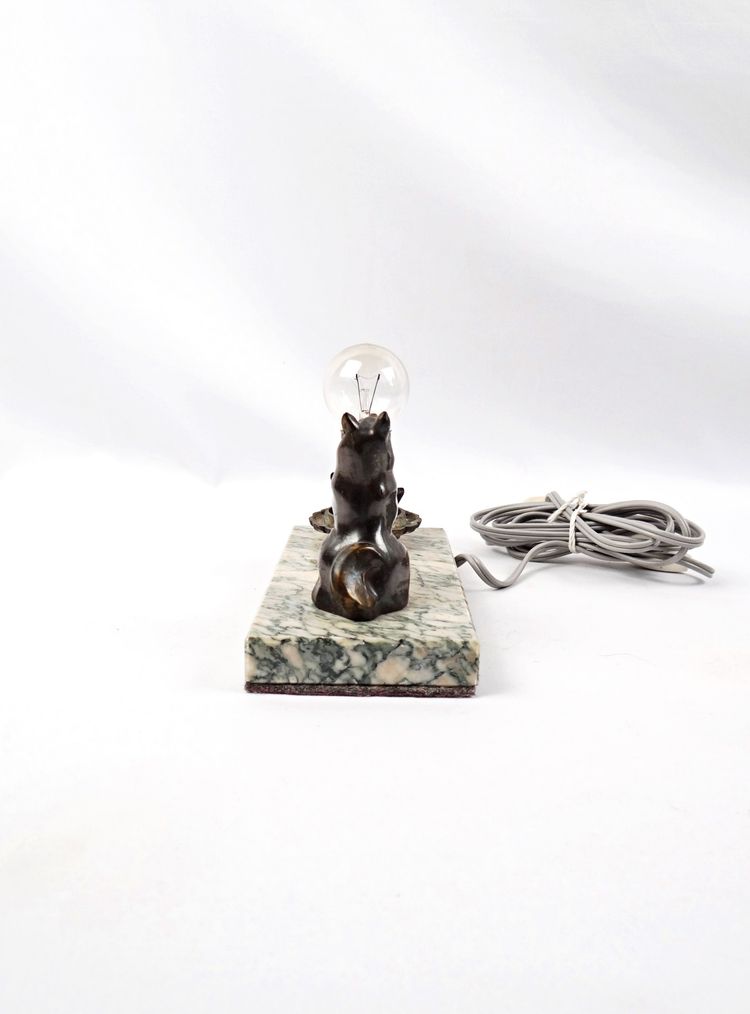 Lampada da notte in stile Art Déco raffigurante un cane in piedi, appoggiata su un marmo, primi anni del XX secolo