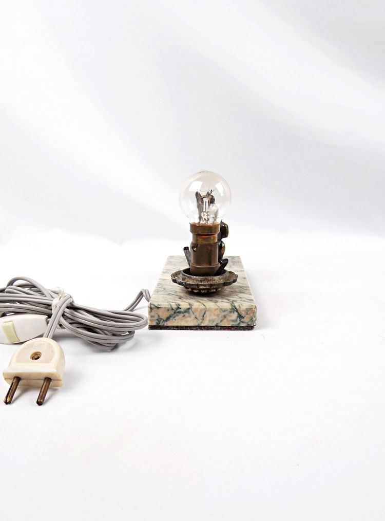 Lampada da notte in stile Art Déco raffigurante un cane in piedi, appoggiata su un marmo, primi anni del XX secolo