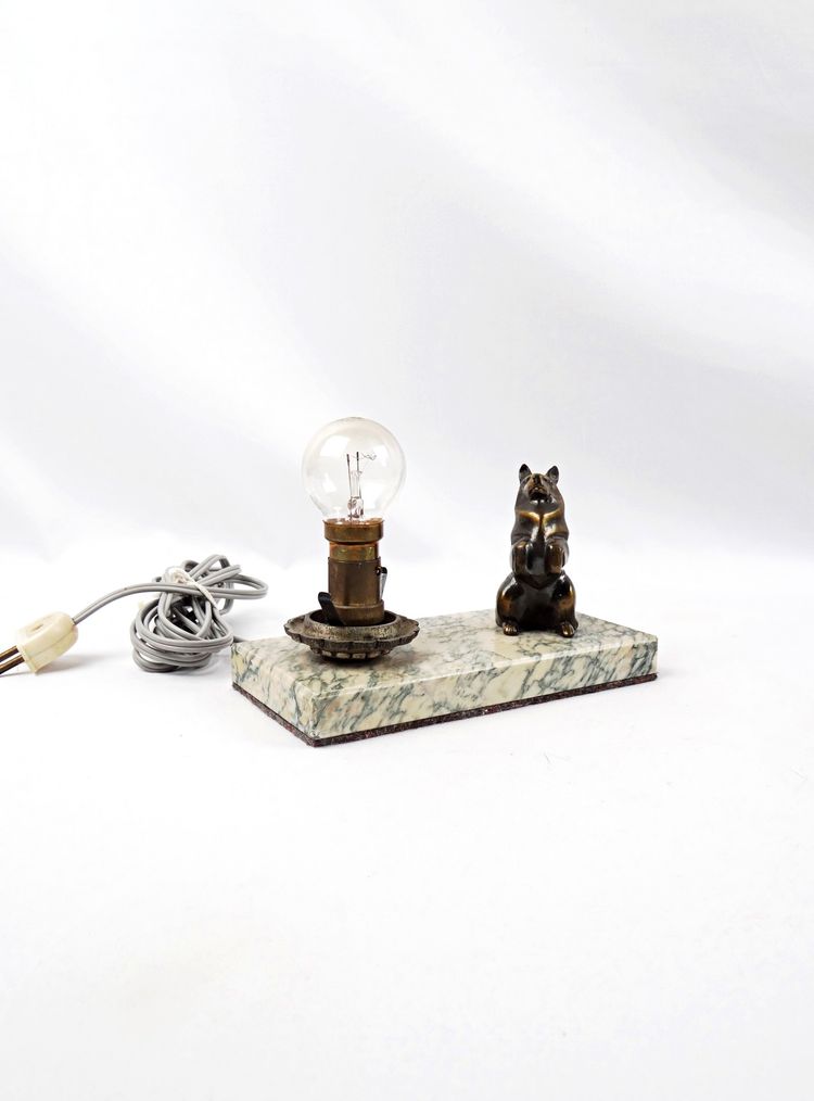 Lampada da notte in stile Art Déco raffigurante un cane in piedi, appoggiata su un marmo, primi anni del XX secolo