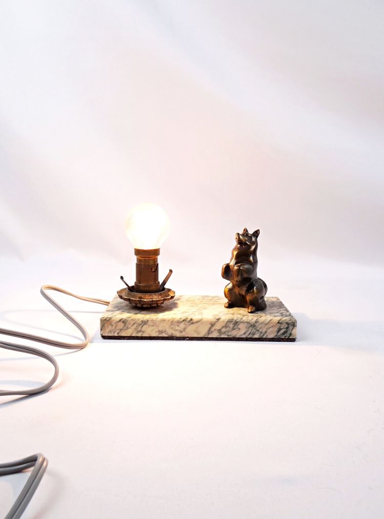 Lampada da notte in stile Art Déco raffigurante un cane in piedi, appoggiata su un marmo, primi anni del XX secolo