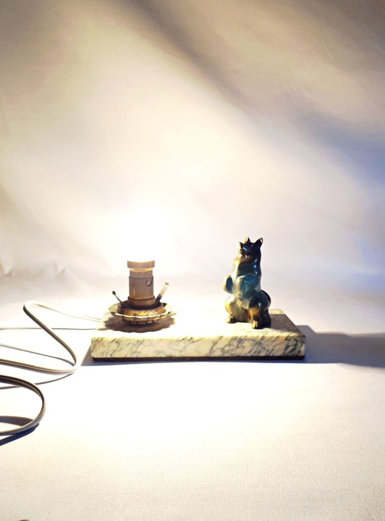 Lampada da notte in stile Art Déco raffigurante un cane in piedi, appoggiata su un marmo, primi anni del XX secolo