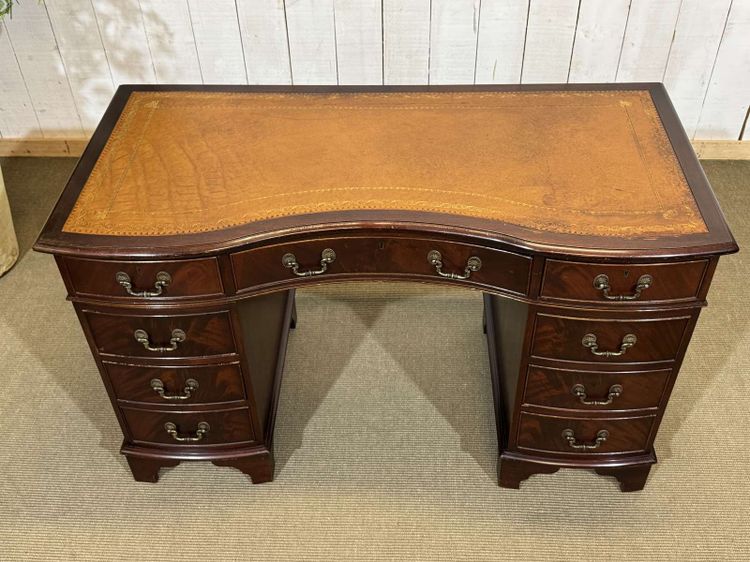 Scrivania inglese a cassetti degli anni ’50 in mogano con piano in pelle