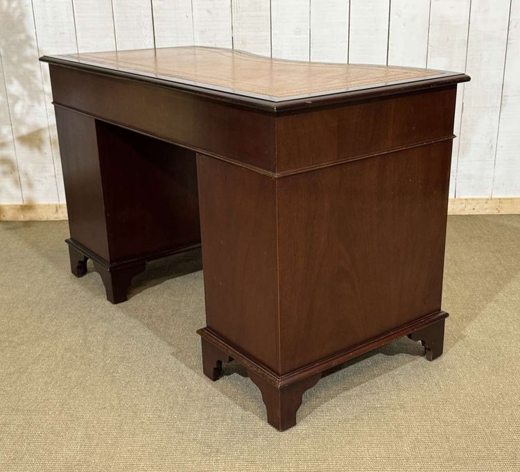 Scrivania inglese a cassetti degli anni ’50 in mogano con piano in pelle