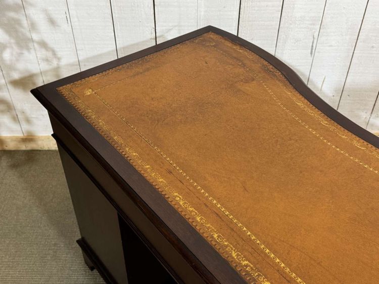 Scrivania inglese a cassetti degli anni ’50 in mogano con piano in pelle