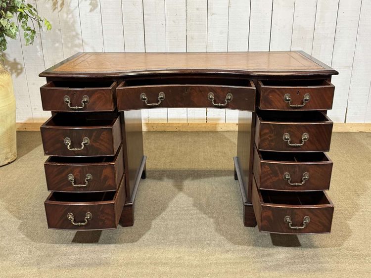 Scrivania inglese a cassetti degli anni ’50 in mogano con piano in pelle