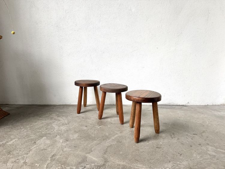 Série de 3 tabourets tripodes en hêtre, années 60