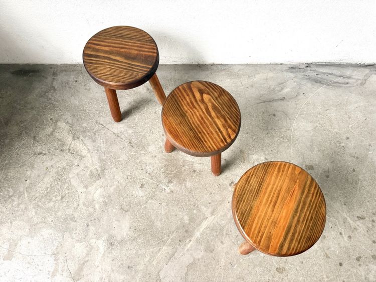 Série de 3 tabourets tripodes en hêtre, années 60