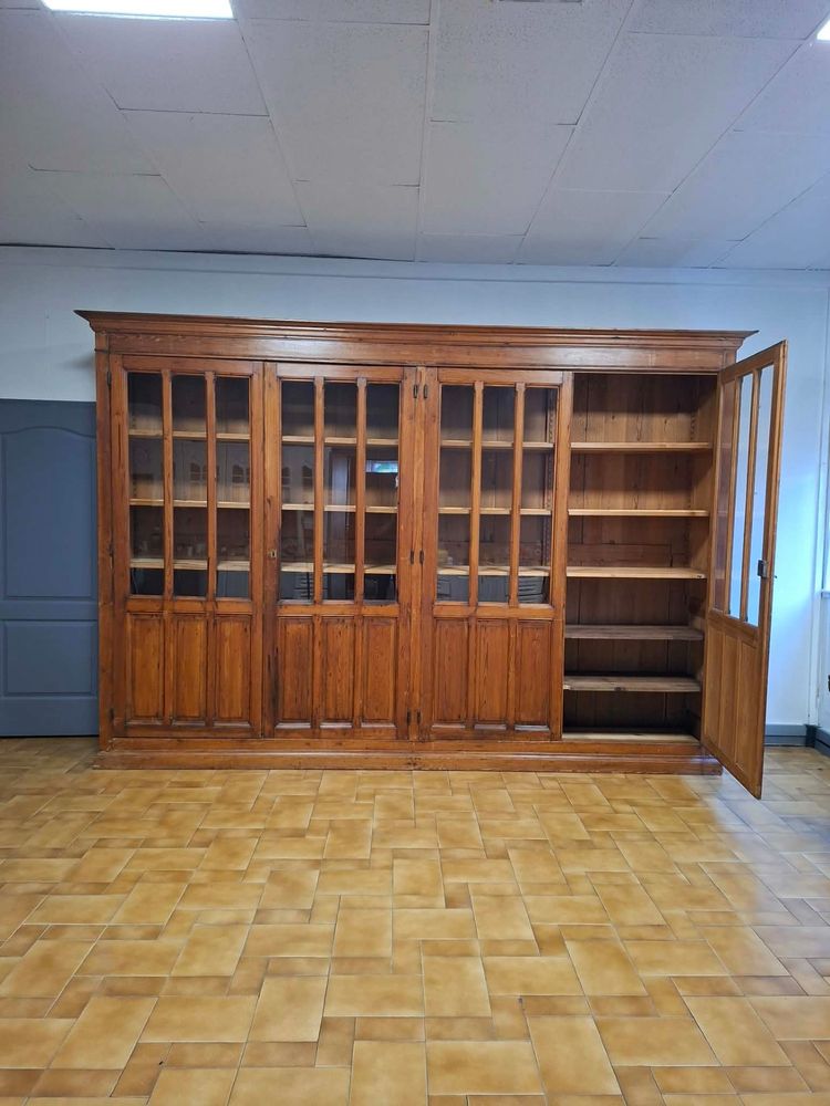 Importante libreria a quattro ante con vetrate, in legno massiccio di conifere – XIX secolo 