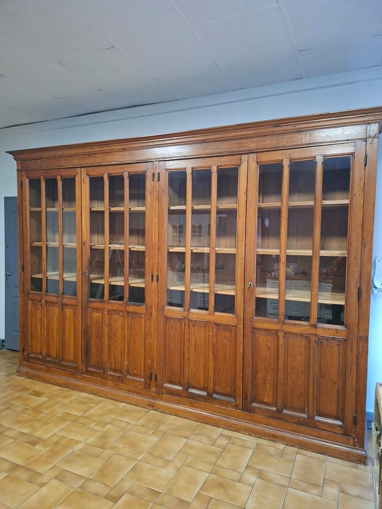 Importante libreria a quattro ante con vetrate, in legno massiccio di conifere – XIX secolo 