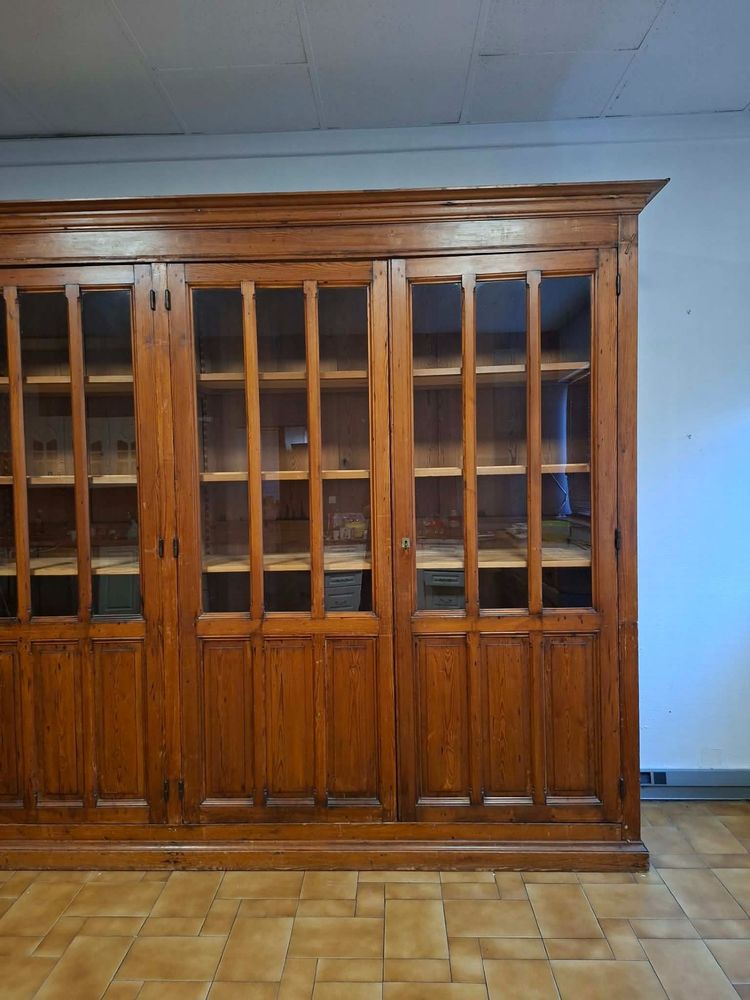 Importante libreria a quattro ante con vetrate, in legno massiccio di conifere – XIX secolo 