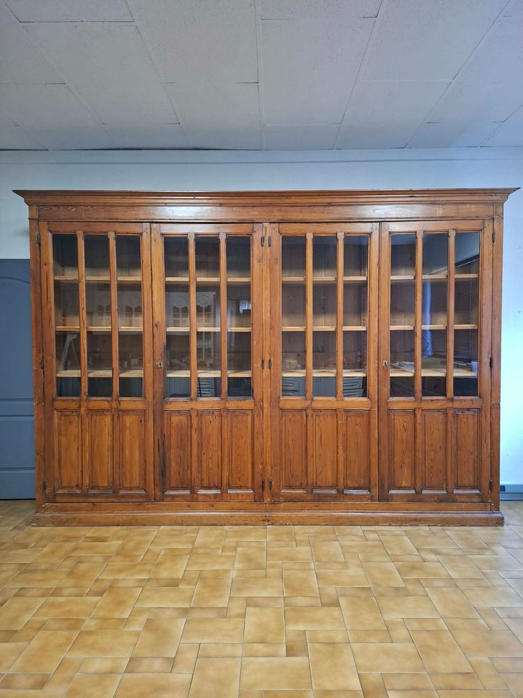 Importante libreria a quattro ante con vetrate, in legno massiccio di conifere – XIX secolo 