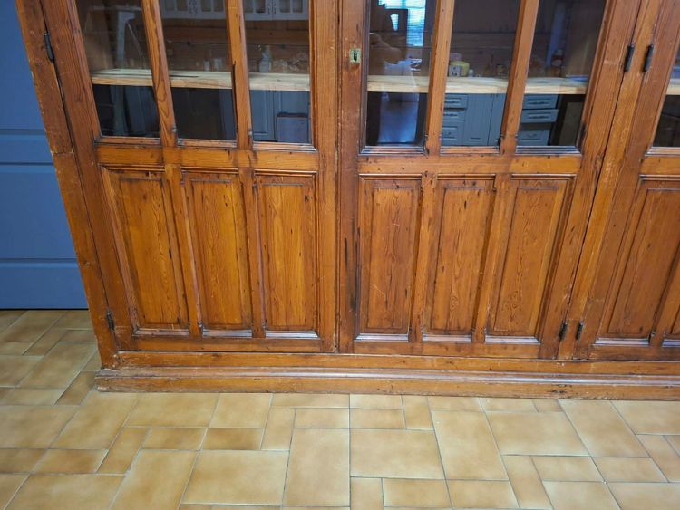 Importante libreria a quattro ante con vetrate, in legno massiccio di conifere – XIX secolo 