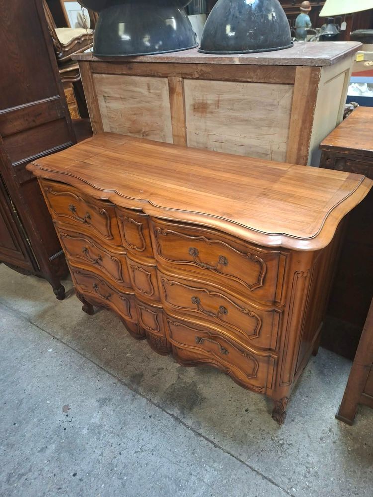Commode Arbalette à trois tiroirs en Merisier – Style Louis XV – Estampillée