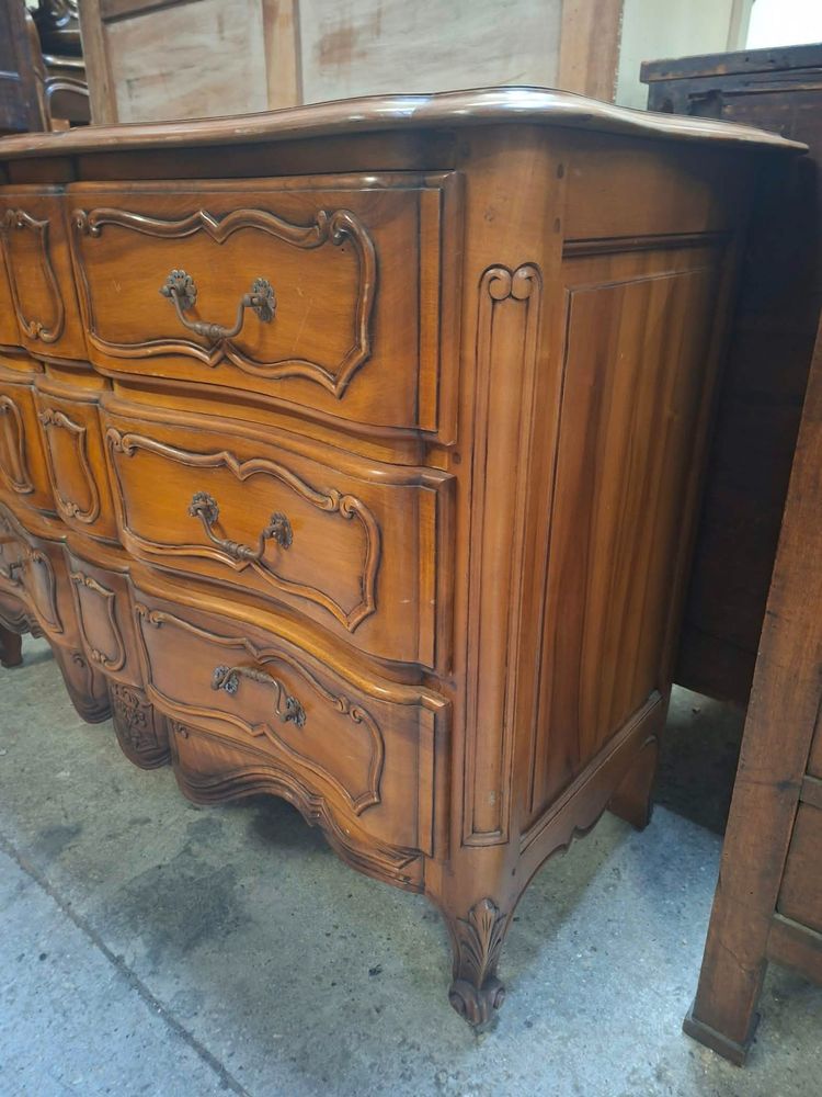 Commode Arbalette à trois tiroirs en Merisier – Style Louis XV – Estampillée