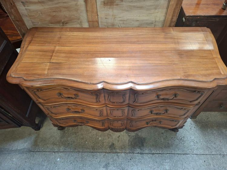 Commode Arbalette à trois tiroirs en Merisier – Style Louis XV – Estampillée