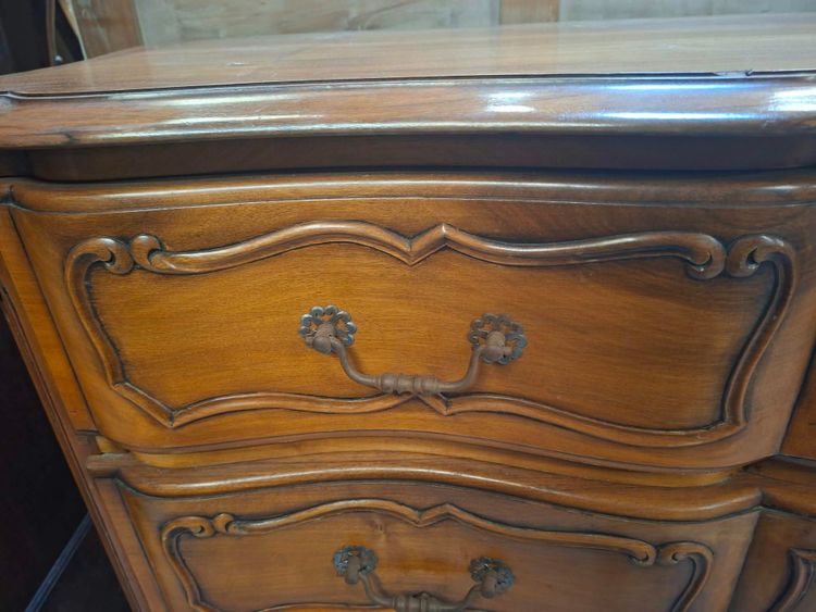 Commode Arbalette à trois tiroirs en Merisier – Style Louis XV – Estampillée