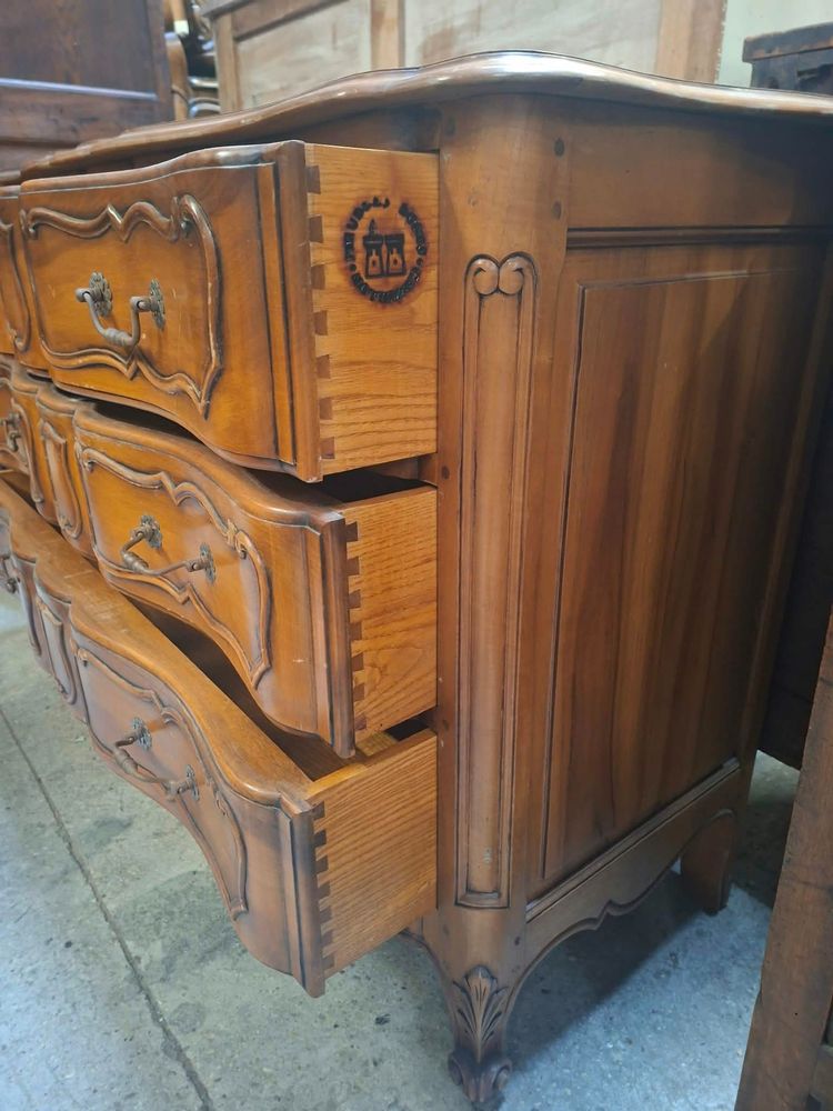Commode Arbalette à trois tiroirs en Merisier – Style Louis XV – Estampillée